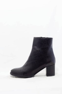 Siyahlı kadın ayakkabısı. Bir fotoğraftan çiziyor.