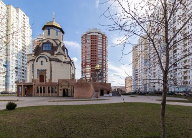 Yüksek binalar arasında kilise