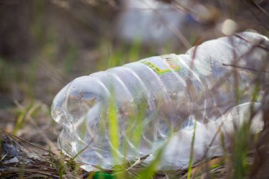 Çevre kirliliği. Gölde çöp.