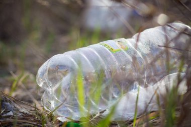 Çevre kirliliği. Gölde çöp.
