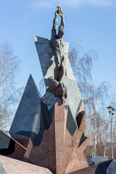 2021キエフ ウクライナだ プロメテウスで花崗岩の石 トロイシェシナの記念複合施設 チェルノブイリの英雄 — ストック写真