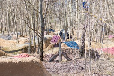 Ormanda bisikletler için kaynak tahtaları