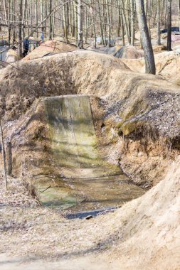 Ormanda bisikletler için kaynak tahtaları