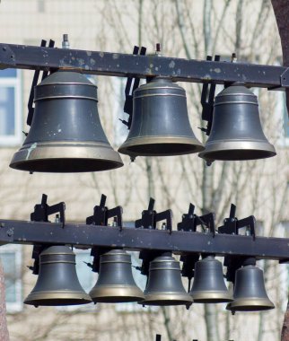 Yakın planda birkaç çan sesi. Baharda..