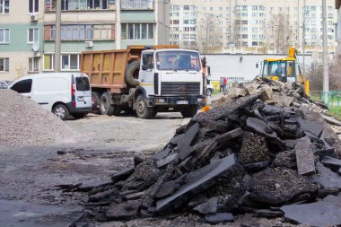 Evin yakınındaki asfalt kaldırımın tamiri.