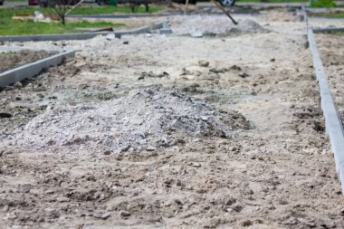 Evin yakınındaki asfalt kaldırımın tamiri.