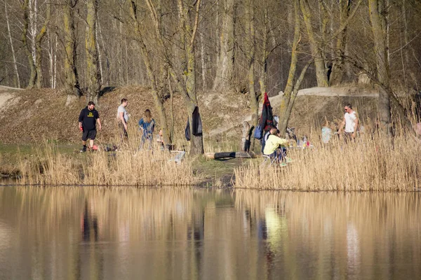 Les Gens Sur Lac Début Printemps — Photo