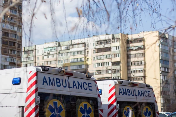 2021 Kiev Ucrania Ambulancias Cerca Edificios Residenciales Varios Pisos — Foto de Stock