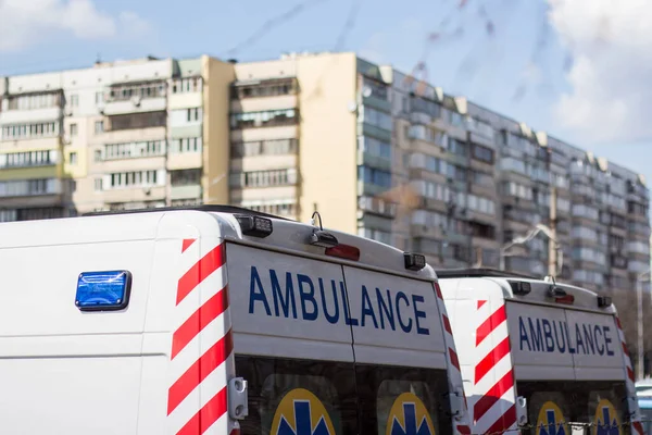 11.04.2021 Kiev. Ukrayna. Çok katlı binaların yakınındaki ambulanslar.