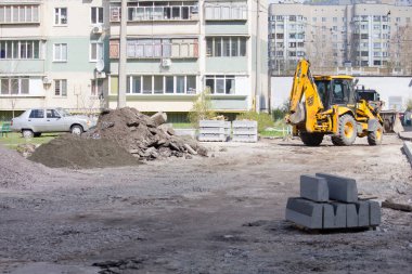 Evin yakınındaki asfalt kaldırımın tamiri.