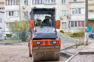 Tekerlek asfalt seriyor..