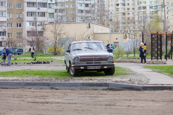 Altes Sowjetisches Auto Der Stadt — Stockfoto