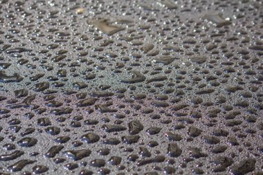 Yeni asfalta yağmur damlaları yağıyor