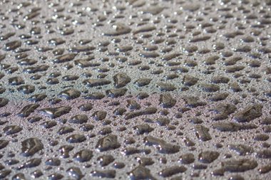 Yeni asfalta yağmur damlaları yağıyor