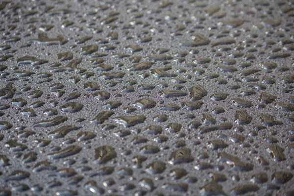 Yeni asfalta yağmur damlaları yağıyor