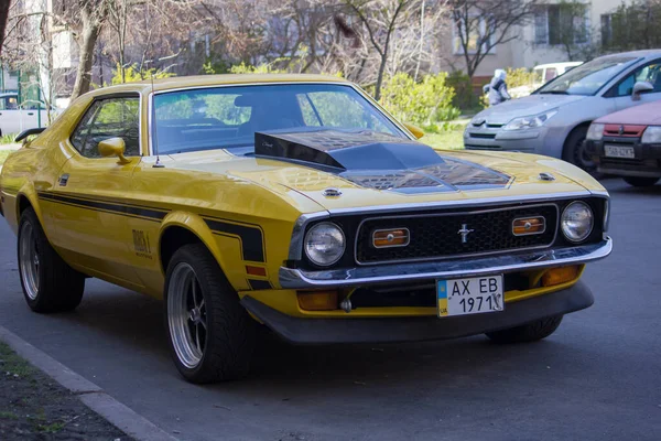 Gele Oude Mustang Vintage Auto Tuin — Stockfoto