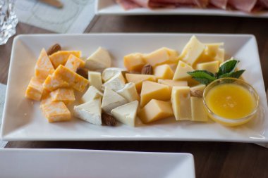 Beyaz tabakta peynir tabağı