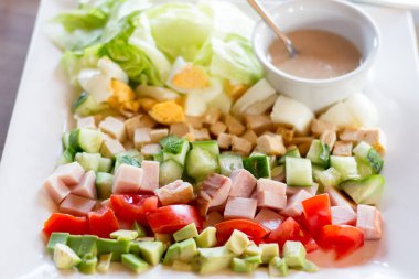 Et ve sebzelerden kesme. Sosis, et, salatalık, domates, yumurta ve salata.