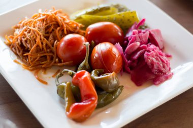 Salata, domates turşusu ve salatalık.