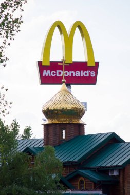 16.05.2021 Kiev. Ukrayna. McDonald 's yakınlarındaki kilise