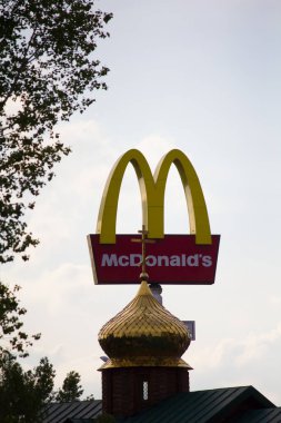 16.05.2021 Kiev. Ukrayna. McDonald 's yakınlarındaki kilise