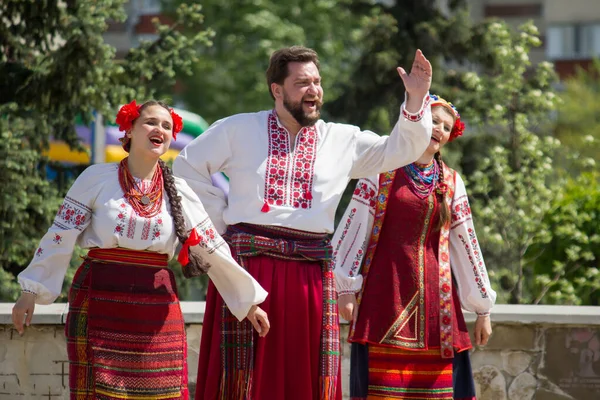 Ukrayna halk kostümleriyle şarkılar ve danslar