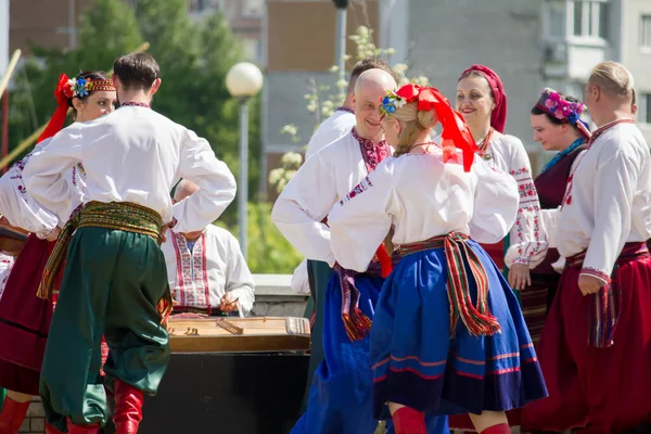 Τραγούδια Και Χοροί Στα Ουκρανικά Λαϊκά Κοστούμια — Φωτογραφία Αρχείου