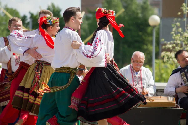 Пісні Танці Українських Народних Костюмах — стокове фото