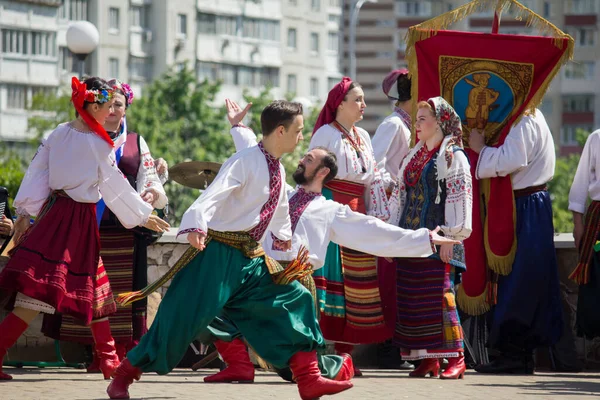 乌克兰民间服装中的歌曲和舞蹈 — 图库照片