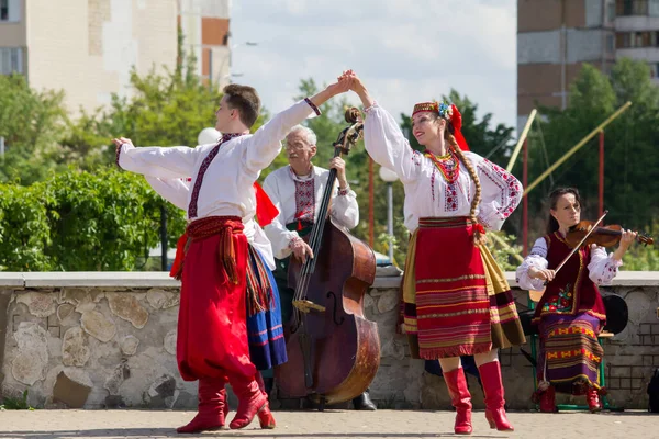 Τραγούδια Και Χοροί Στα Ουκρανικά Λαϊκά Κοστούμια — Φωτογραφία Αρχείου