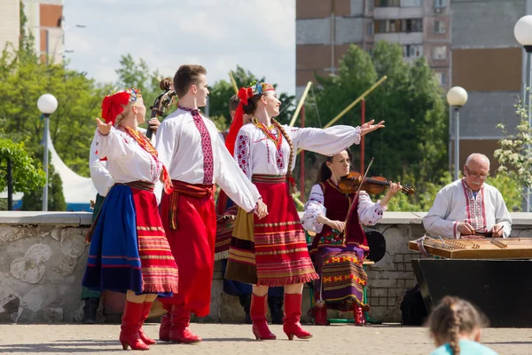Ukrayna Halk Kostümleriyle Şarkılar Danslar — Stok fotoğraf