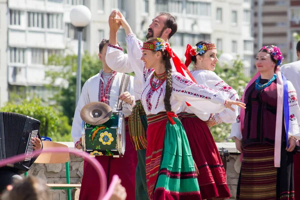 Pieśni Tańce Ukraińskich Strojach Ludowych — Zdjęcie stockowe