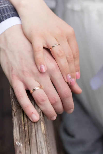 Las Manos Novia Novio Con Anillos Primer Plano — Foto de Stock