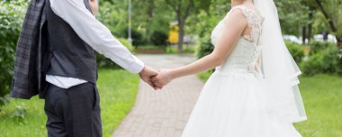 Gelin ve damat parkta yürüyorlar.