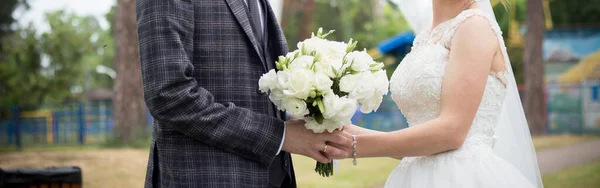 Pengantin Pria Dan Wanita Dengan Buket Pernikahan Taman — Stok Foto