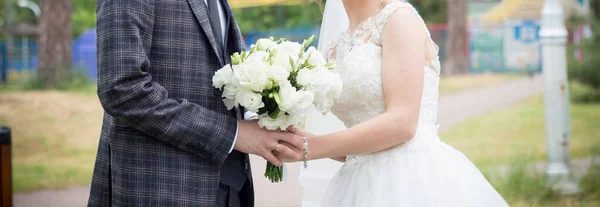 Sposo Sposo Con Bouquet Sposa Nel Parco — Foto Stock