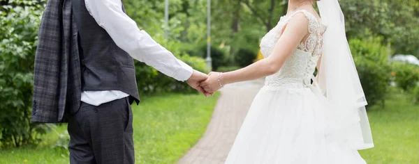 Жених Невеста Гуляют Парку — стоковое фото