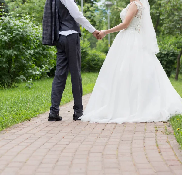 Bruid Bruidegom Lopen Het Park — Stockfoto