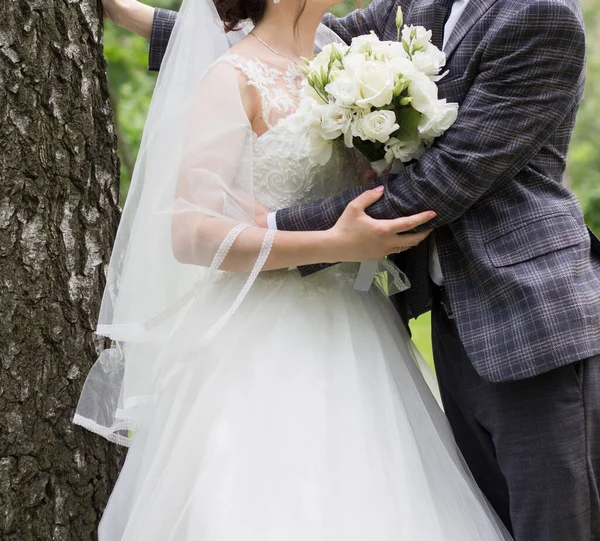 Noiva Noivo Com Buquê Casamento Parque — Fotografia de Stock