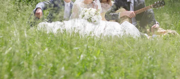 Bride Groom Resting Grass — Stock Photo, Image