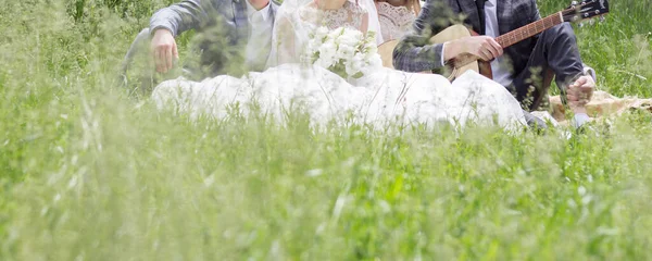 Bride Groom Resting Grass — Stock Photo, Image