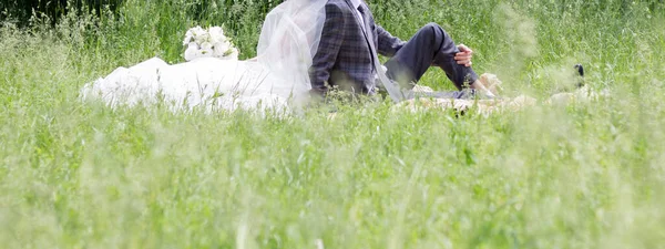 Menyasszony Vőlegény Esküvői Csokorral Parkban — Stock Fotó
