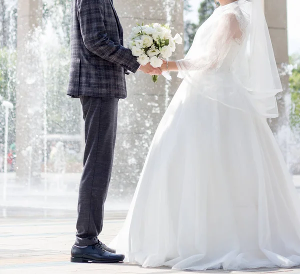 Novia Novio Con Ramo Bodas Parque —  Fotos de Stock