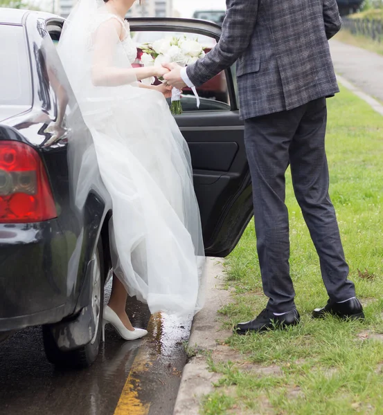 Noiva Sai Carro Com Buquê Casamento — Fotografia de Stock