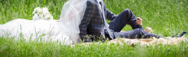 Parkta düğün buketi olan gelin ve damat