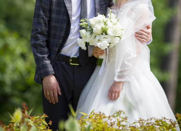 花嫁と新郎 公園で結婚式の花束 — ストック写真