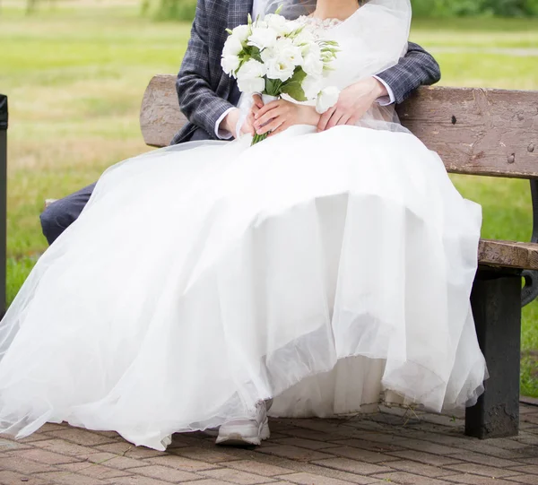 Жених Невеста Свадебным Букетом Парке — стоковое фото