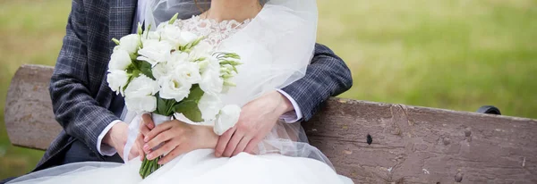 Жених Невеста Свадебным Букетом Парке — стоковое фото