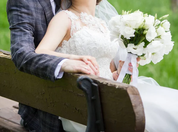 Parkta Düğün Buketi Olan Gelin Damat — Stok fotoğraf