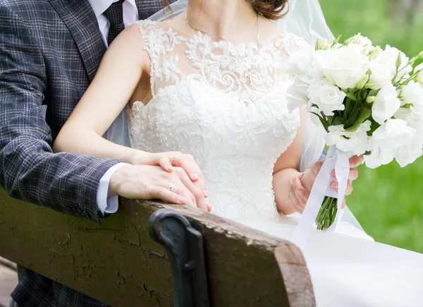 花嫁と新郎 公園で結婚式の花束 — ストック写真